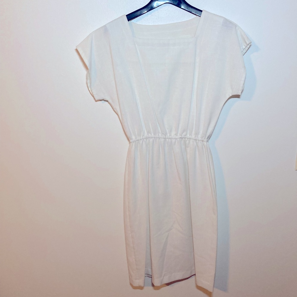 Vintage Peri Petites White Linen Short Sleeved Dress. Like new condition.Size PS
